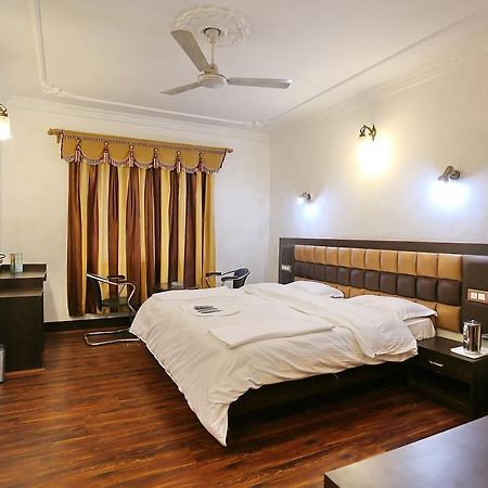 Hotel Ibni Kabeer Srīnagar Exteriör bild