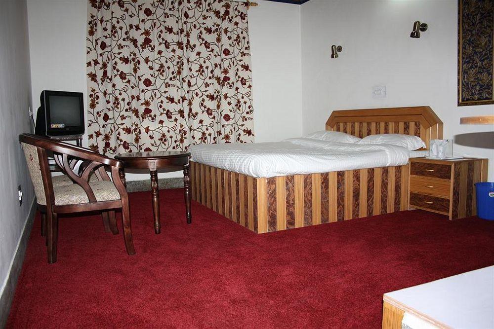Hotel Ibni Kabeer Srīnagar Exteriör bild