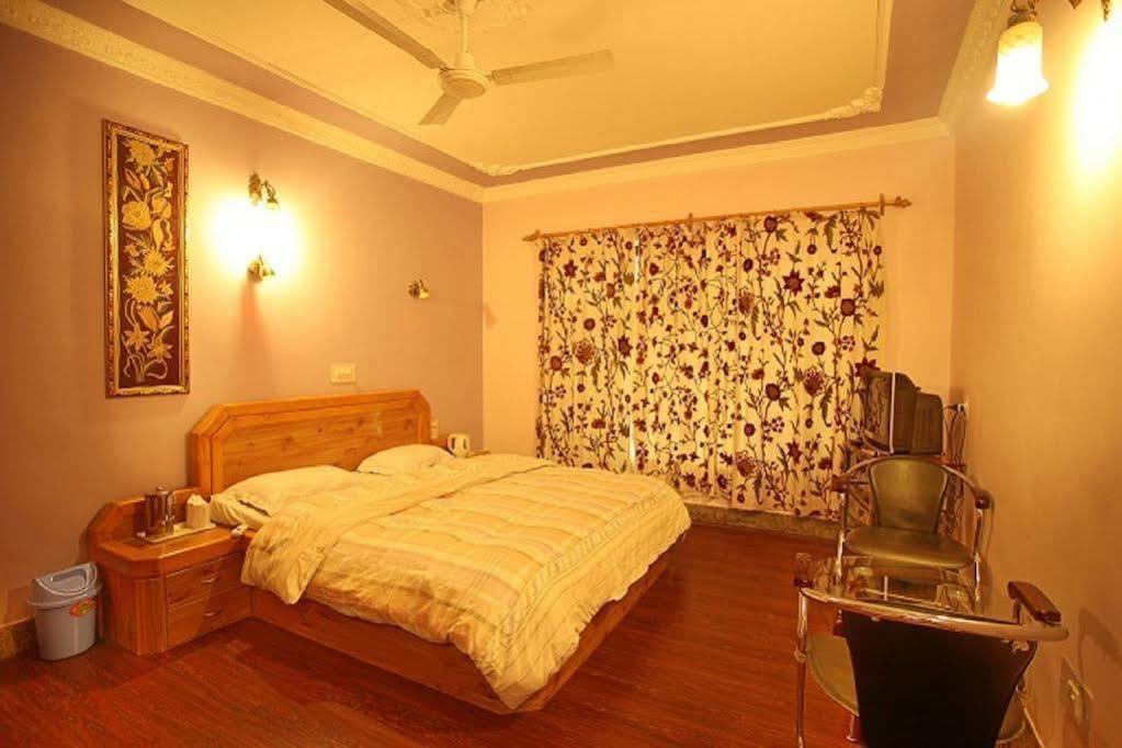 Hotel Ibni Kabeer Srīnagar Exteriör bild