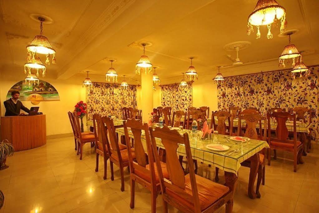 Hotel Ibni Kabeer Srīnagar Exteriör bild
